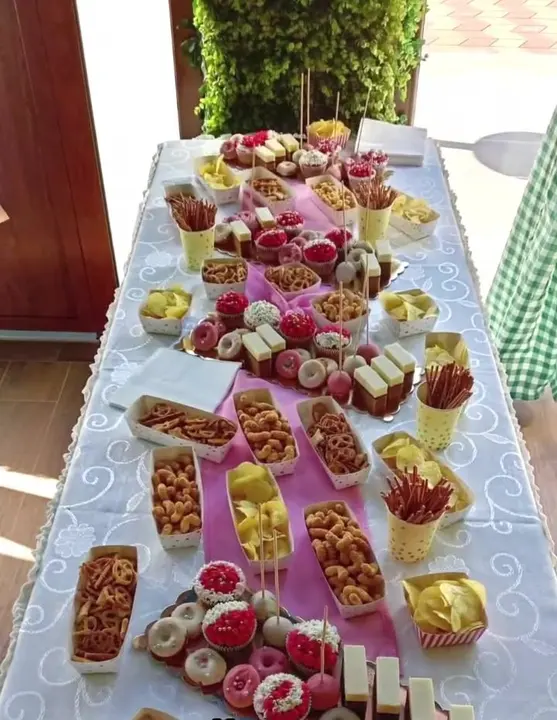 Na samom ulazu dočekuje vas slatki sto.